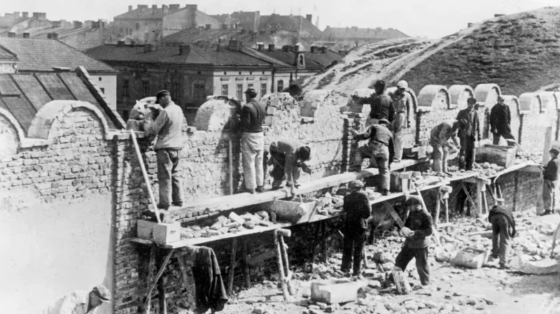 Ghetto obehnala třímetrová zeď