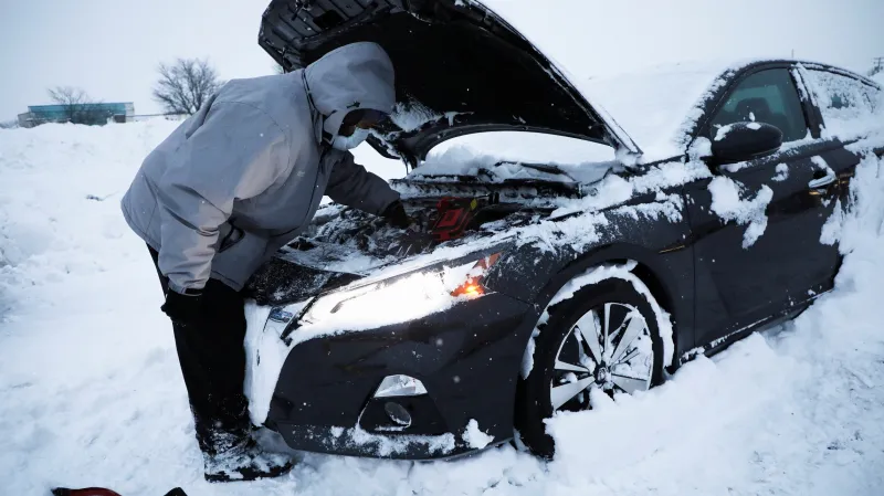 Obyvatel Buffala vyhrabává auto ze závějí