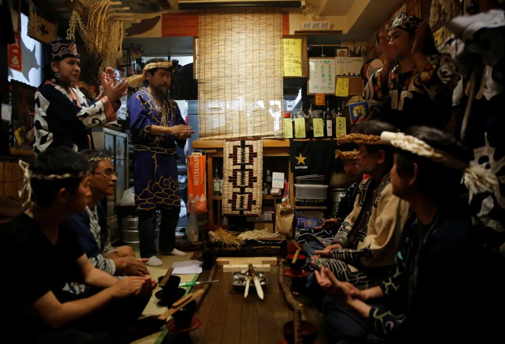 Dainu Teruyo Usaová se účastní tradičního rituálního obřadu u příležitosti osmého výročí otevření její restaurace Ainu v Tokiu