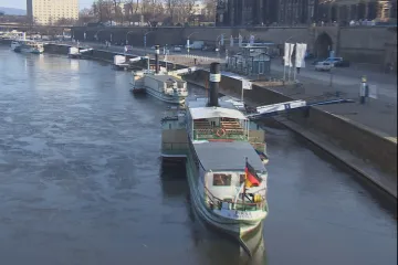 Lodní doprava přes Drážďany stojí, mráz rozhýbal zbytky zříceného mostu