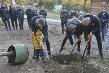 Dobrovolníci vysadili v olomoucké zoo poškozené vichřicí už tisíce nových stromů. Další přibudou na jaře