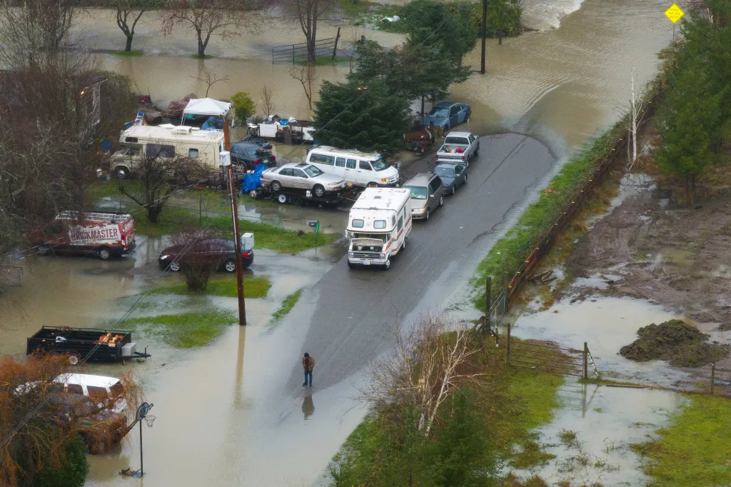 Muž uvázl v oblasti zaplavené řekou Wallace ve městě Gold Bar na severozápadě USA