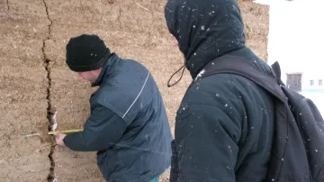 Odborníci zkoumají vlastnosti hliněné směsi