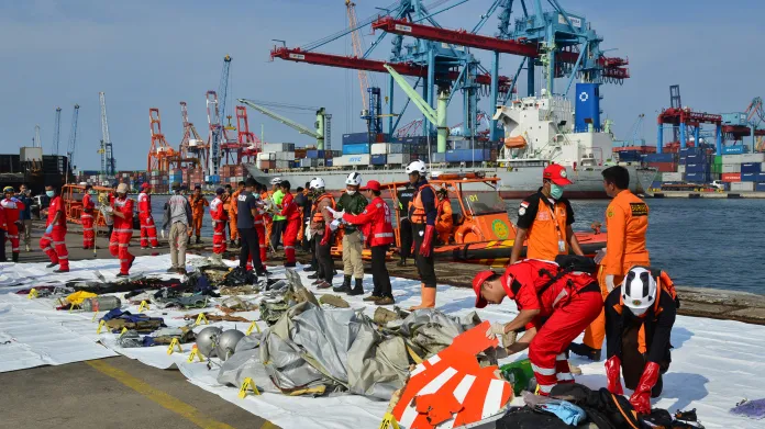 Trosky a osobní věci vytažené z moře po letecké havárii u Jávy