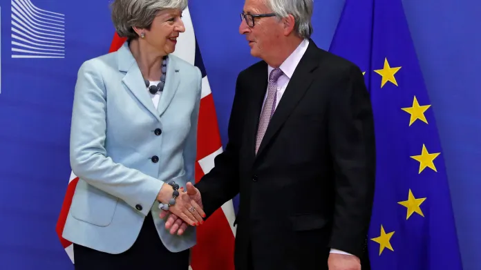 Britská premiérka Theresa Mayová s šéfem Evropské komise Jeanem-Claudem Junckerem