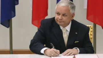 Polský prezident při podpisu ratifikačního dokumentu