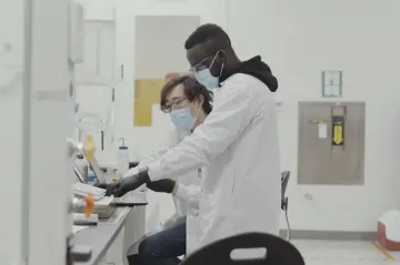 V USA dál roste počet nakažených. Lidé by se měli během svátků omezovat, prosí Biden