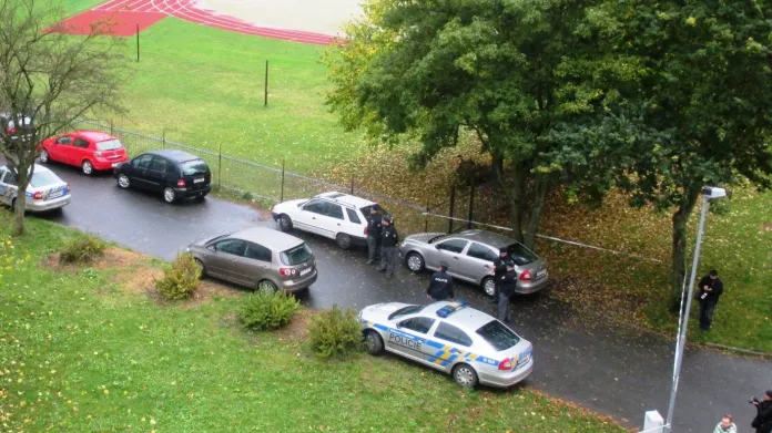 Policisté před školou ve Žďáru nad Sázavou