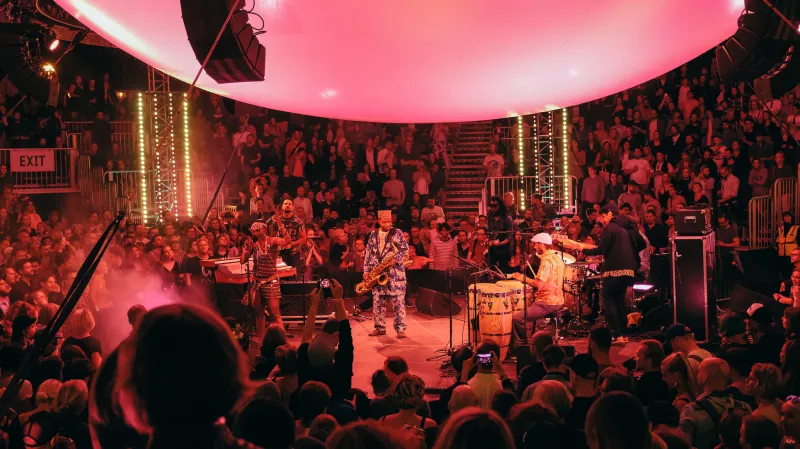 Orlando Julius & Heliocentrics pod balónem