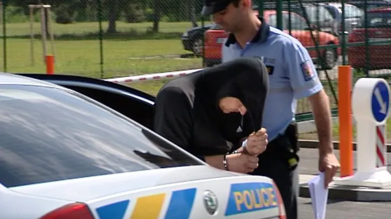 Policisté zadrželi a později také obvinili skupinu pěti lidí, kteří se měli podílet na podvodech při vydávání řidičských průkazů.