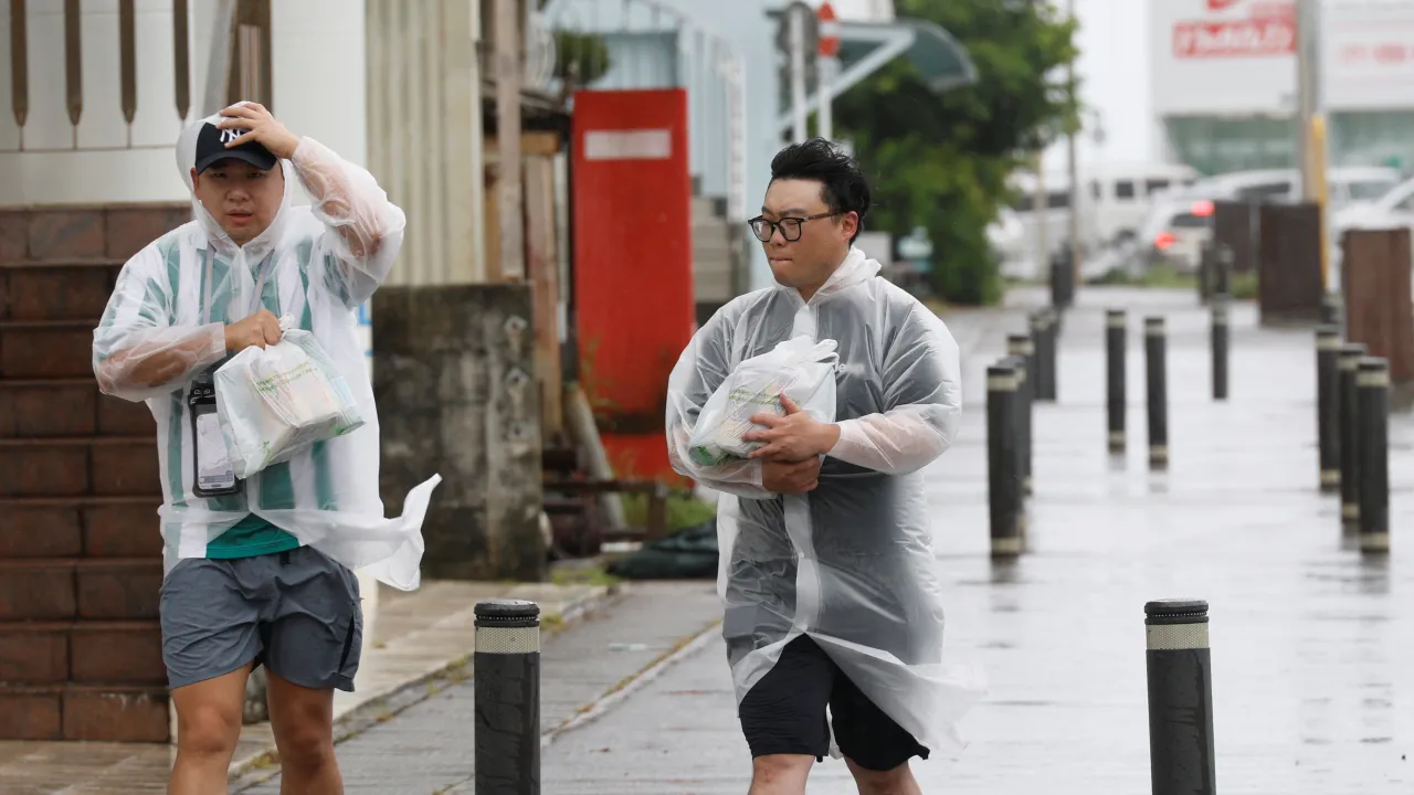 Tajfun Bavi zabil na Filipínách patnáct lidí, blíží se k Japonsku a Číně