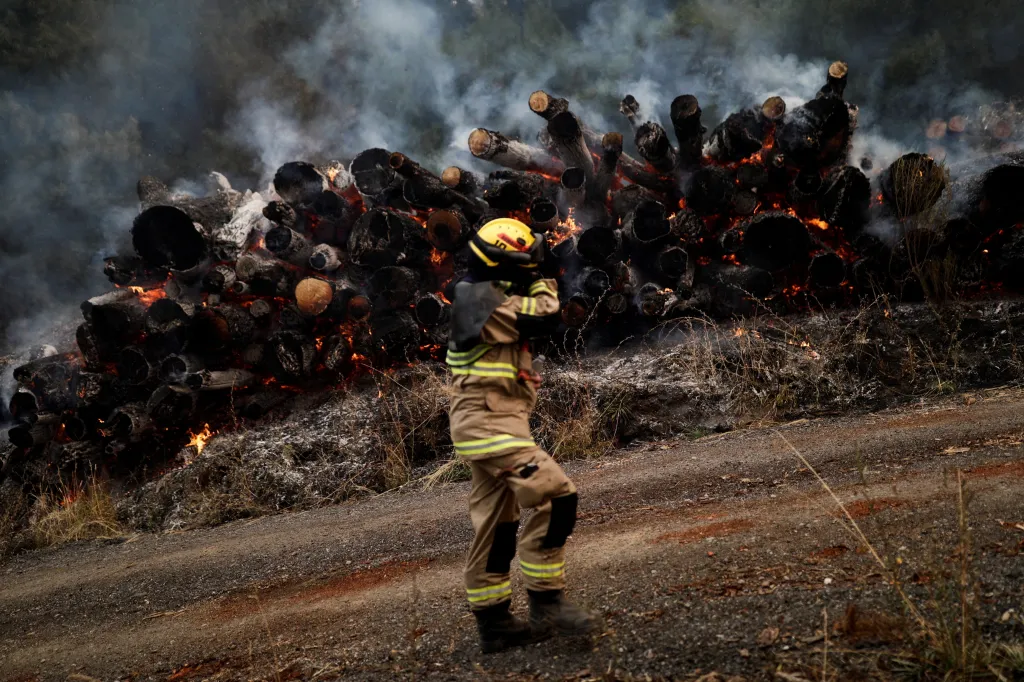 Hasič bojuje s požárem nedaleko města Santa Juana