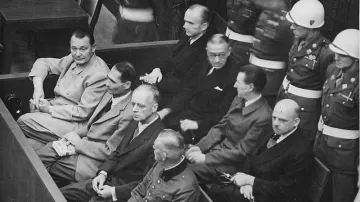 Rudolf Hess (druhý zleva) při Norimberském procesu