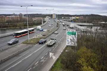 Začalo další omezení na Barrandovském mostě. Silničáři upraví sjezd do Modřan a Braníku