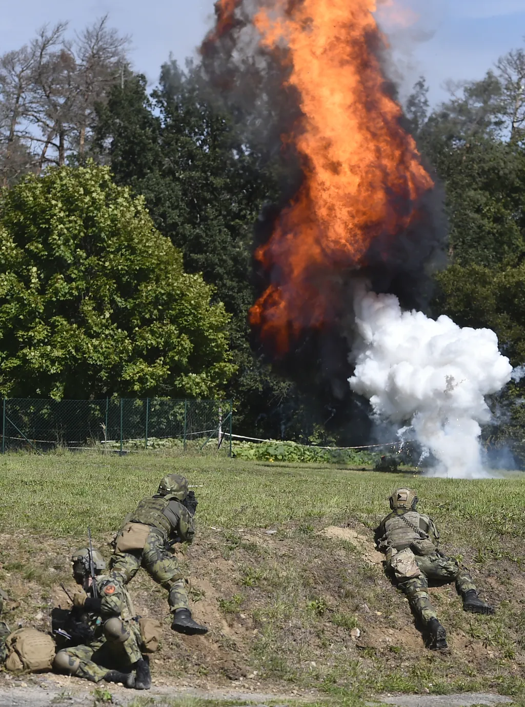 Na snímku je úspěšné navadení a následný útok a zničení pozemního cíle