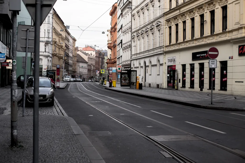 Prázdná Myslíkova ulice směrem k Mánesu
