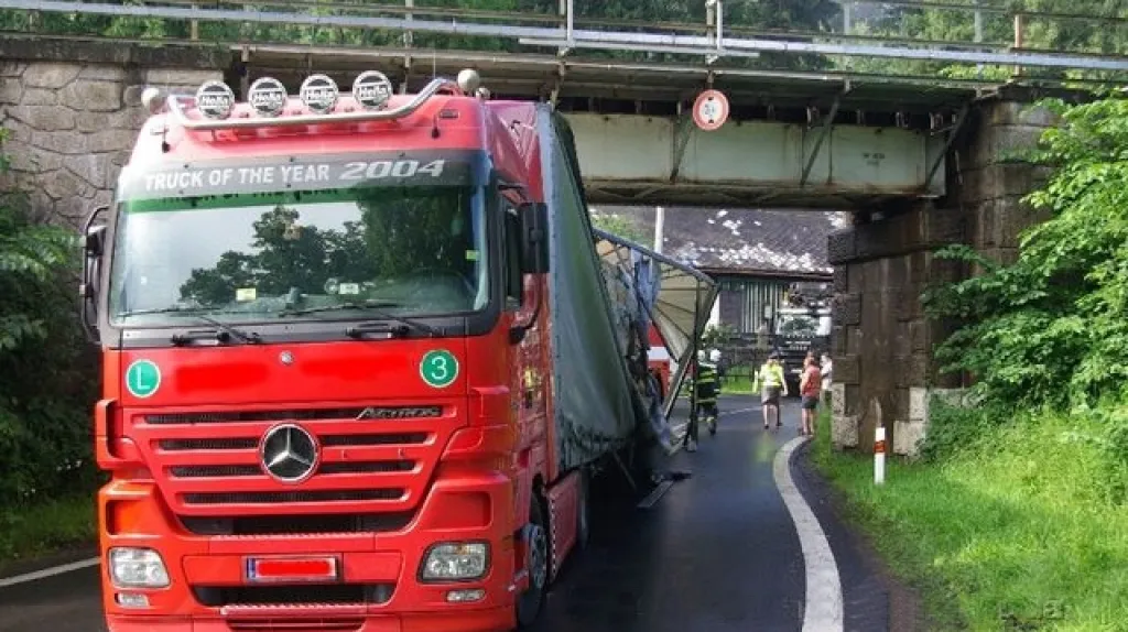 Nehoda kamionu v obci Špičák