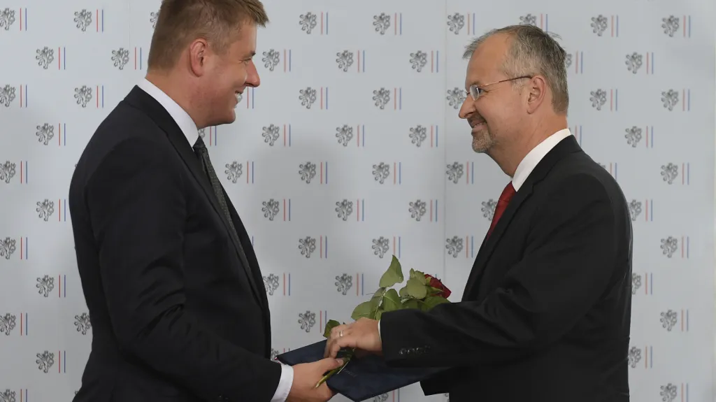 Ministr zahraničí Tomáš Petříček předává cenu Gratias agit Bohdanu Pomahačovi