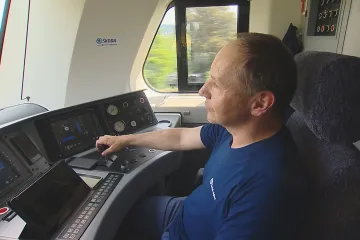 Rychlé vlaky na zmodernizované trati nečekaně nouzově brzdí zabezpečovací systém 