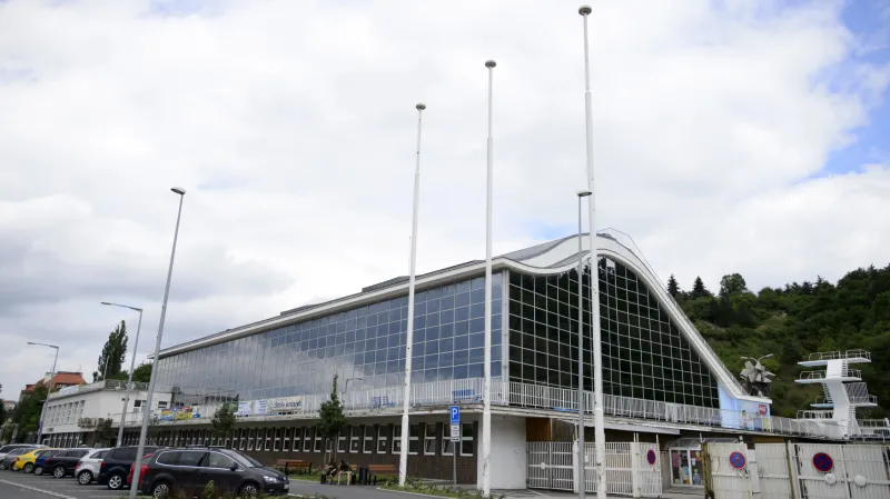 Architektem podolského stadionu byl Richard Podzemný proslulý například též bubenečským Skleněným palácem a autor vítězného, byť nerealizovaného návrhu v soutěži na poválečnou obnovu Lidic