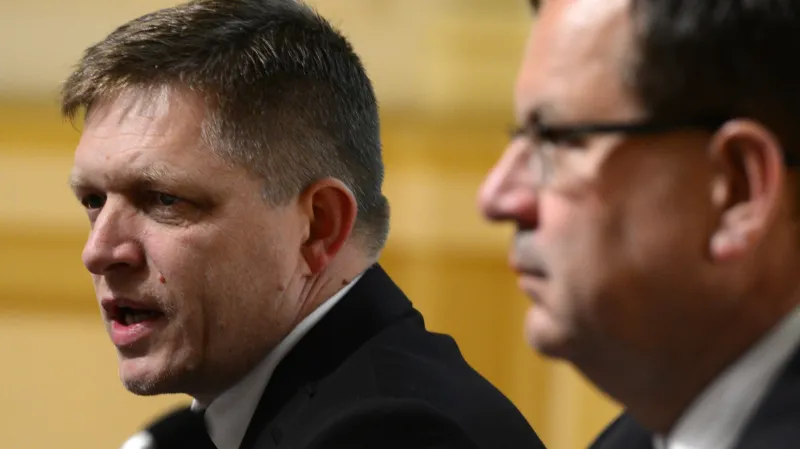 Slovenský premiér Robert Fico a ministr průmyslu a obchodu ČR Jan Mládek při zahájení Evropského jaderného fóra v Praze