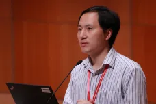 Che Ťien-kchuej je zpět. Čínský vědec, který nelegálně geneticky upravil děti, už zase mění embrya