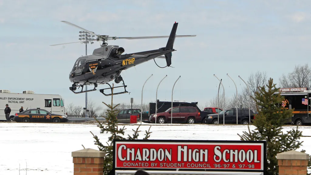 Policejní hlídka u školy v Chardonu