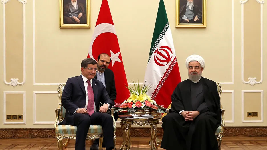 Turecký premiér Ahmet Davutoglu a íránský prezident Hassan Rouhání