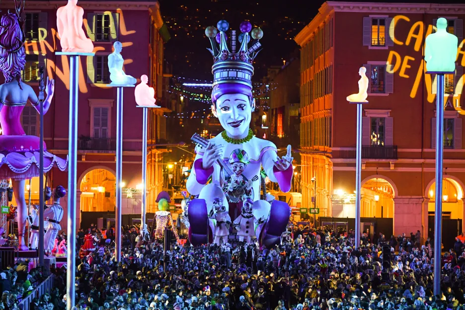 135. ročník karnevalu v Nice a průvod s tématem Král filmu
