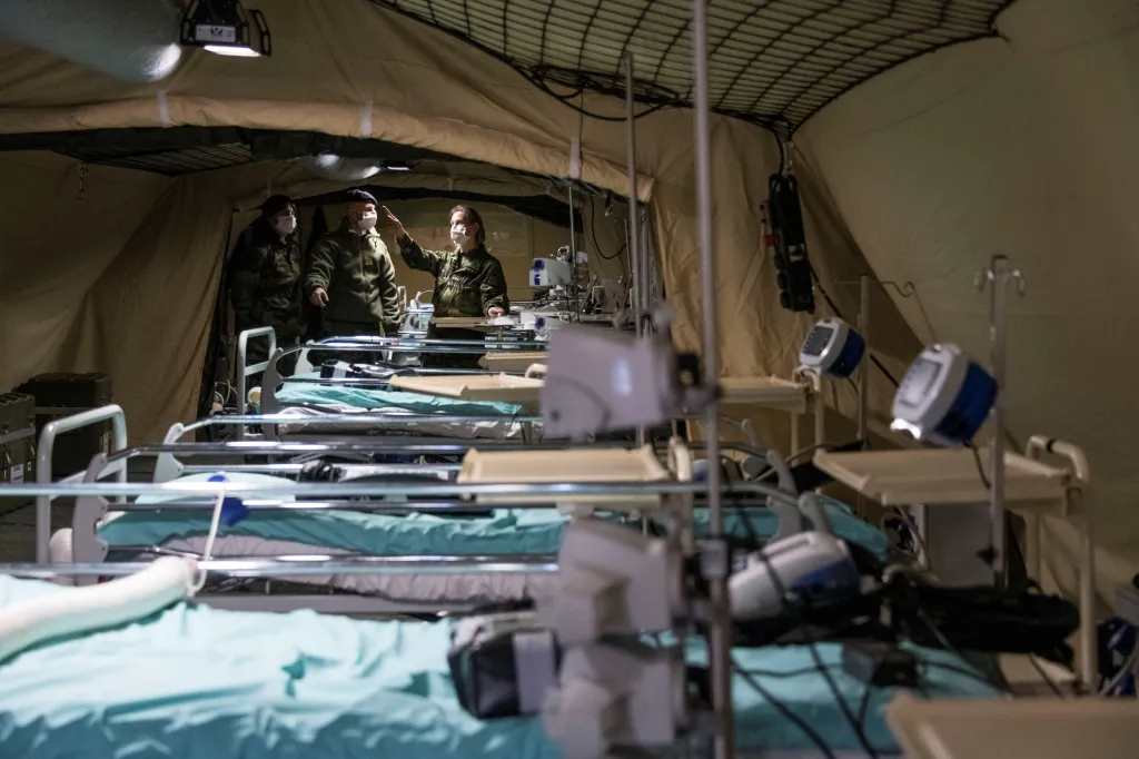 Ve stanech v polní nemocnici ve francouzských Mylhúzách armáda připravuje postele i nutné přístroje