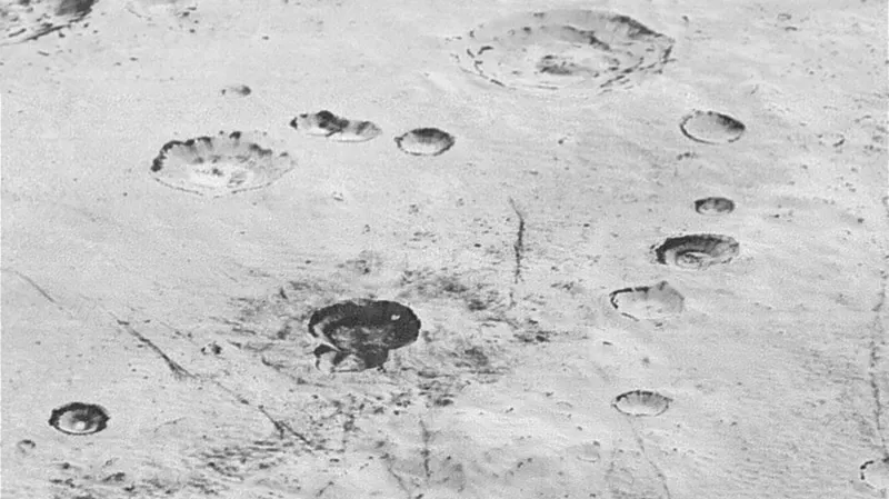 Pohled na povrch Pluta zachycený sondou New Horizons