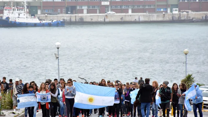 Protest příbuzných a kamarádů členů posádky argentinské ponorky
