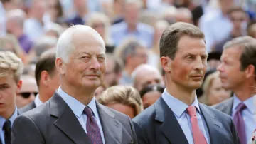 Lichtenštejnský kníže Hans Adam II. a jeho syn princ Alois