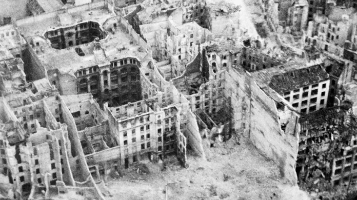 Následky pouličních bitev a bombardování v Berlíně roku 1945