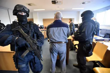 Když vstoupila policejní eskorta, bylo jasné, že padnou výjimečné tresty, vzpomíná reportér na kauzu Metanol
