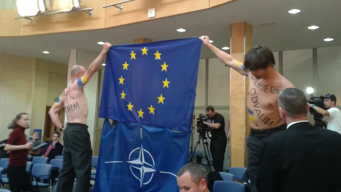 Marek Hilšer (vpravo) v budově Úřadu vlády protestuje proti okupaci Ukrajiny Ruskem