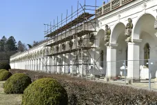 V Květné zahradě pokračují opravy kolonády, hotovo bude do konce roku