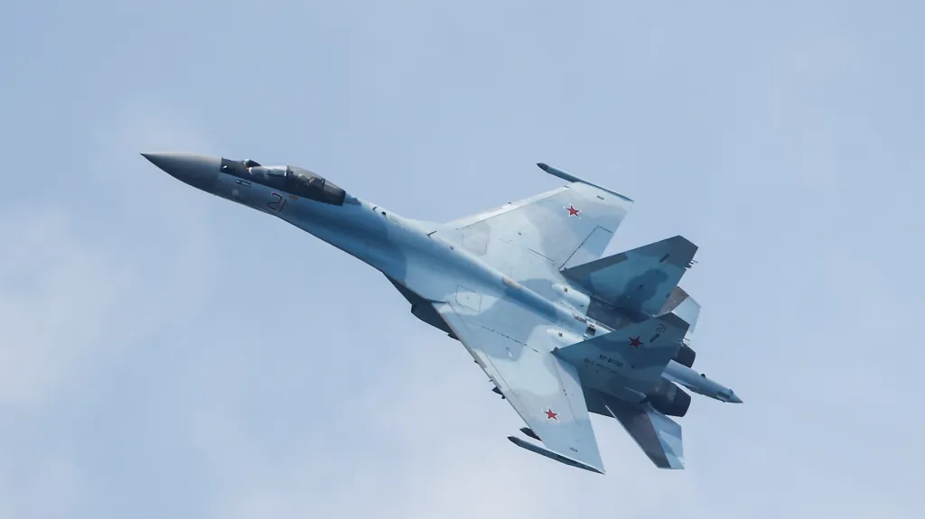 Bombu ODAB-1500 vynáší do vzduchu letoun Su-35