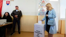 Slovenská prezidentka Zuzana Čaputová ve volební místnosti