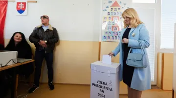 Slovenská prezidentka Zuzana Čaputová ve volební místnosti