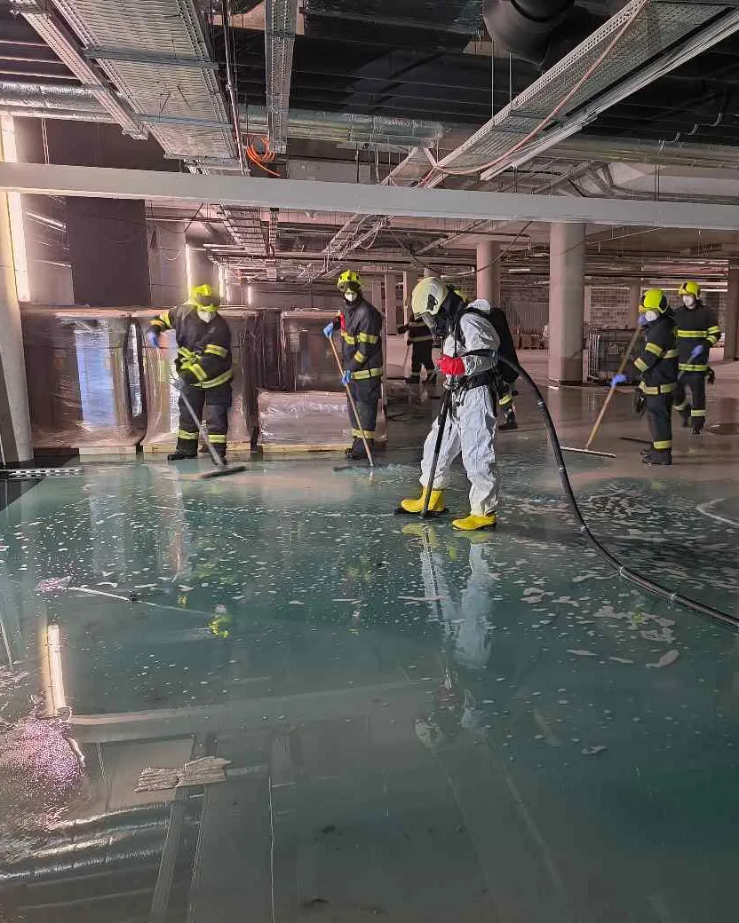 Čtyři tisíce litrů fridexu uniklo na univerzitním kampusu v Hradci Králové