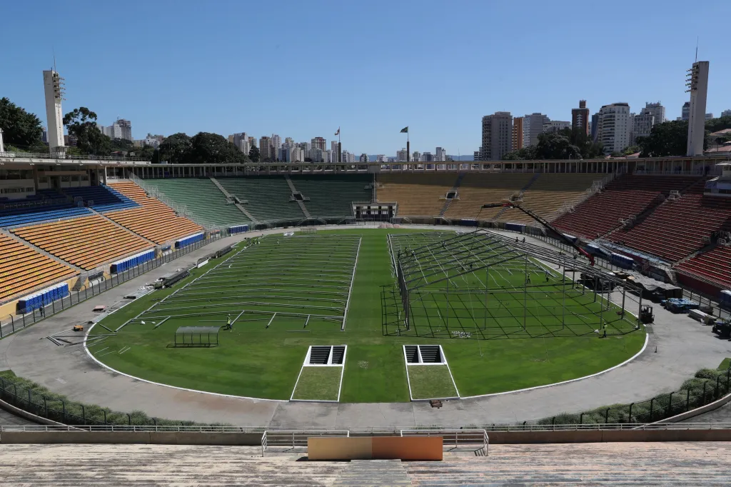 Stavbaři pracují na polní nemocnici na stadionu Pacaembu v brazilském Sao Paulu
