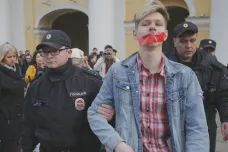 Rusko stupňuje tlak na LGBT+ komunitu. V Moskvě ji veřejně hájí poslední právní kancelář