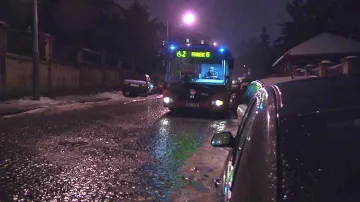 Autobus na silnici pokryté ledovkou