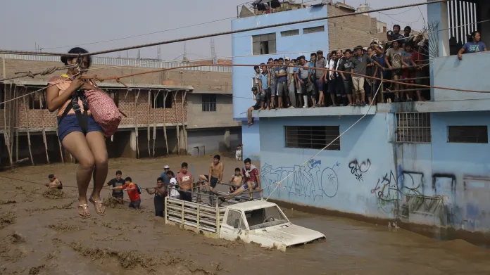 Peru zažívá nejhorší záplavy posledních dekád. Desítimilionová metropole Lima, kde po většinu roku téměř neprší, čelila v posledních týdnech opakovaným přívalovým dešťům nebývalých rozměrů.