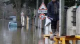 Voda už zaplavila ulice v oblasti Villeneuve-Saint-Georges poblíž Paříže.