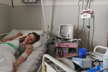 Zaplatí pojišťovna drahou operaci v zahraničí? Podle ministra je rozhodování nejasné, vznikne proto komise