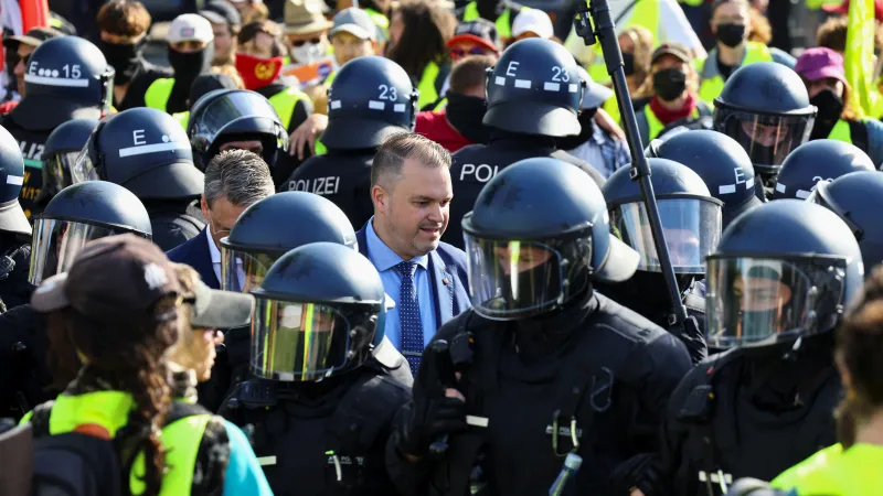 Některé delegáty AfD při příjezdu na sjezd chránili policisté