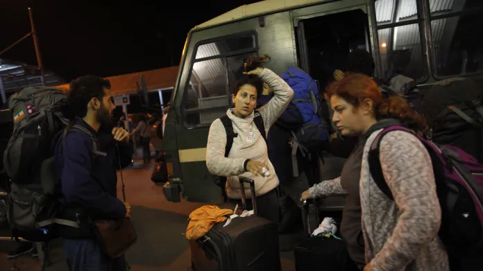 Skupina izraelských občanů připravená k evakuaci