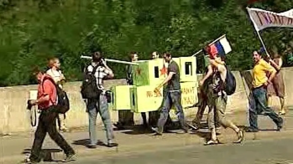 Demonstranti s tankem